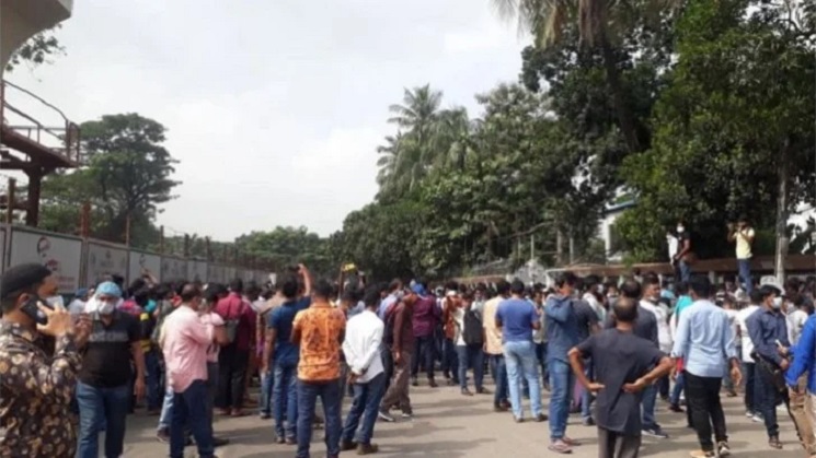 পররাষ্ট্র মন্ত্রণালয়ের সামনে প্রবাসীদের অবস্থান