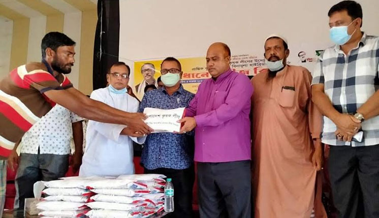 ইটনায় প্রান্তিক কৃষকের মাঝে বিনামূল্যে ধানের বীজ বিতরণ করলেন এমপি তৌফিক