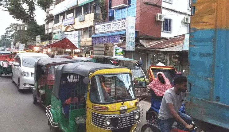 রায়পুর পৌর শহরে ভ্যান অটোরিক্সা সিএনজি'র দাপটে অতিষ্ঠ জনসাধারণ
