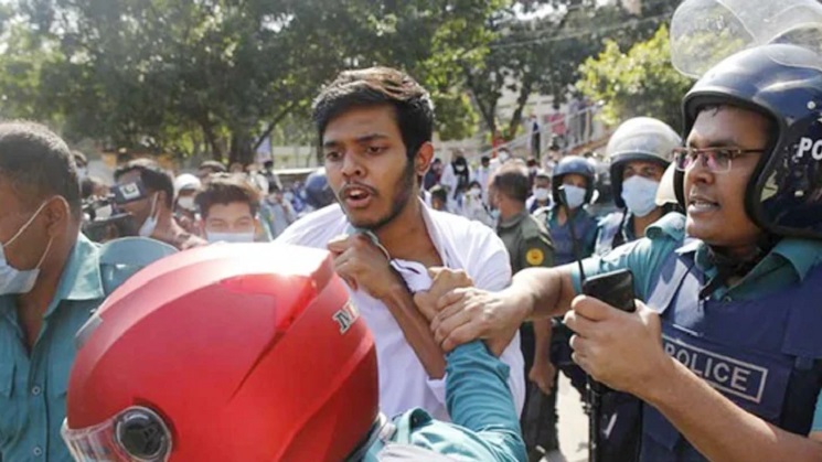 শাহবাগে আন্দোলনরত মেডিকেল শিক্ষার্থীদের পুলিশের লাঠিপেটা