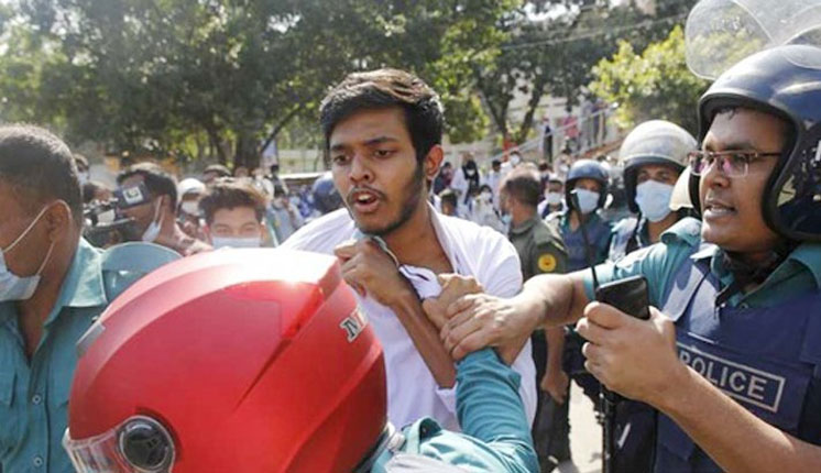 শাহবাগে আন্দোলনরত মেডিকেল শিক্ষার্থীদের পুলিশের লাঠিপেটা