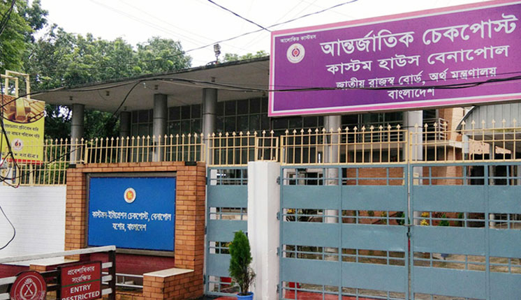 স্বাভাবিক হচ্ছে বেনাপোল চেকপোস্ট দিয়ে যাতায়াত