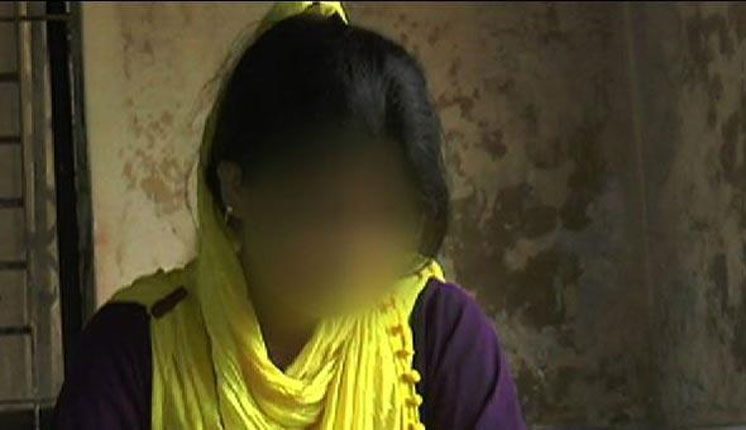 প্রেমিককে গাছের সঙ্গে বেঁধে আটজন মিলে প্রেমিকাকে ধর্ষণ