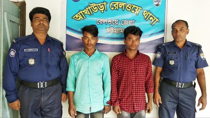 চলন্ত ট্রেনে পাথর ছোড়ার অপরাধে ২ যুবক আটক 
