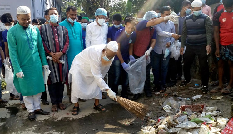 লক্ষ্মীপুরে মাসব্যাপী পরিচ্ছন্ন অভিযান উদ্ধোধন করলেন মেয়র এম এ তাহের