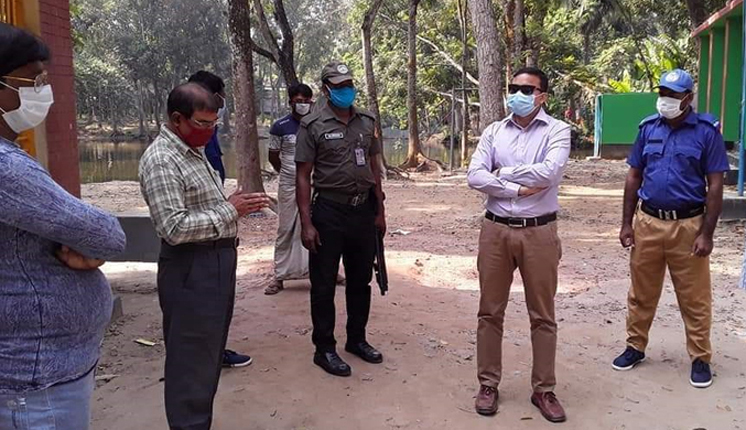 স্কুল খুলে ক্লাস নিচ্ছিলেন প্রধান শিক্ষক, ধরে ফেললেন ইউএনও 