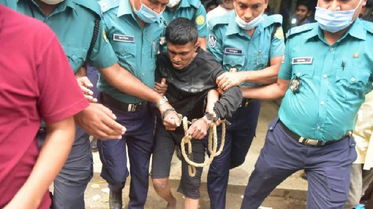 একজন মহিলা ফাঁসাই দিছে, আমারে ছাইড়া দেন’