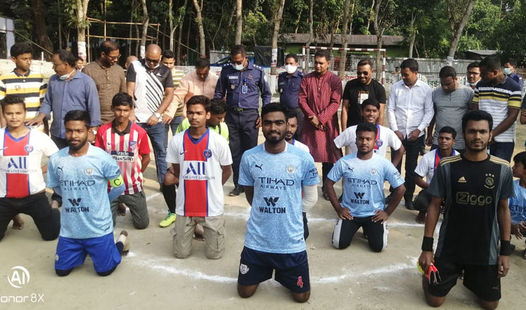 স্বাস্থ্য বিধি মেনে রাঙ্গুনিয়ায় ফুটবল টুর্ণামেন্ট   