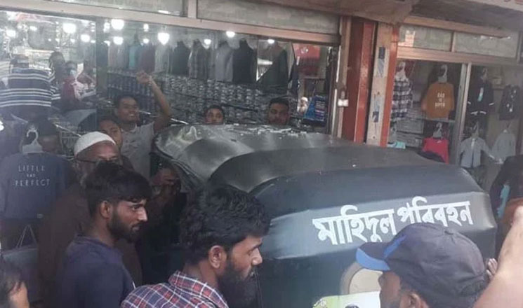 চালক ব্যস্ত ফোনে, গাড়ি ঢুকল দোকানে