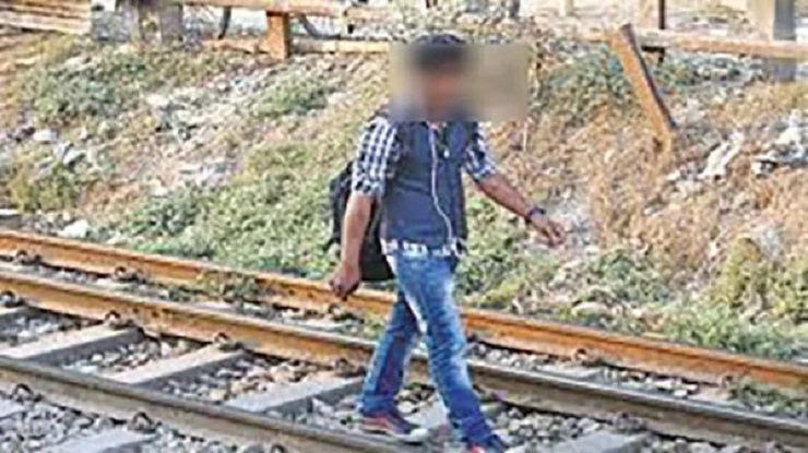 রেললাইনে দাঁড়িয়ে মোবাইলে যুবকের কথা, মুহূর্তে হলেন লাশ
