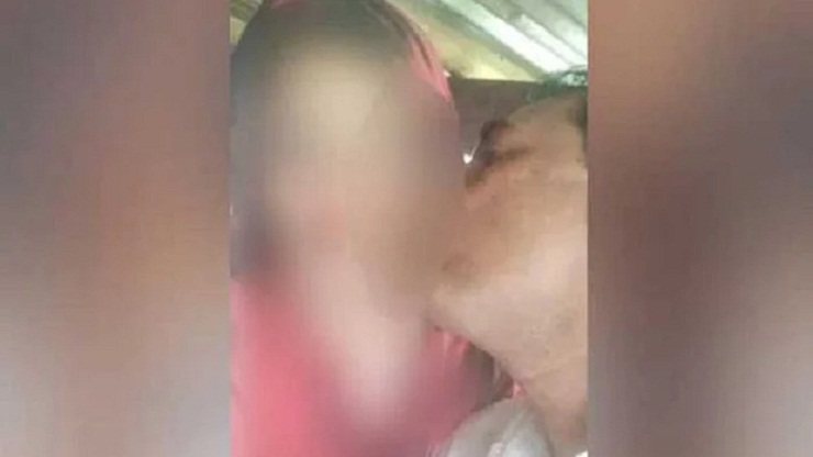 বরিশালে শ্রেষ্ঠ শিক্ষক-শিক্ষিকার চুমুর ছবি ভাইরাল