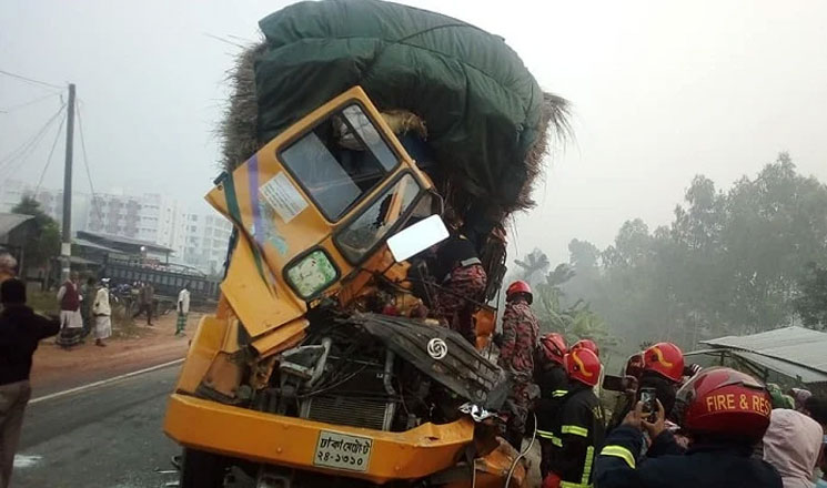নওগাঁয় দাঁড়ানো ট্রাকে চলন্ত ট্রাকের ধাক্কা, নিহত ২ 