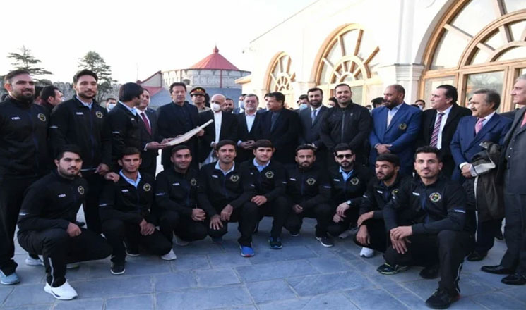 ইমরান খানকে ব্যাট উপহার দিলেন আফগান ক্রিকেটাররা