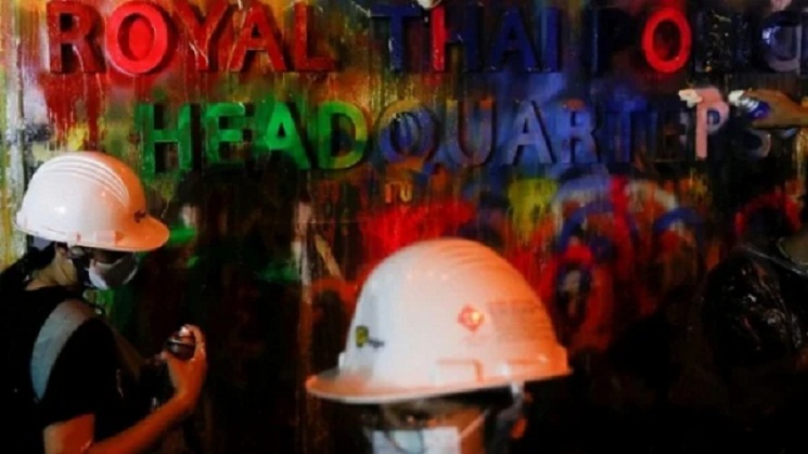 বিক্ষোভকারীদের বিরুদ্ধে সব ধরনের ব্যবস্থা নেয়ার হুমকি দিলেন থাই প্রধানমন্ত্রী