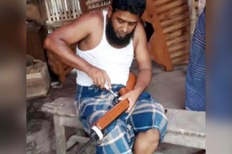 ৩ বছর আগের এয়ারগান মেরামতের ছবি ফেসবুকে, অতঃপরins class=