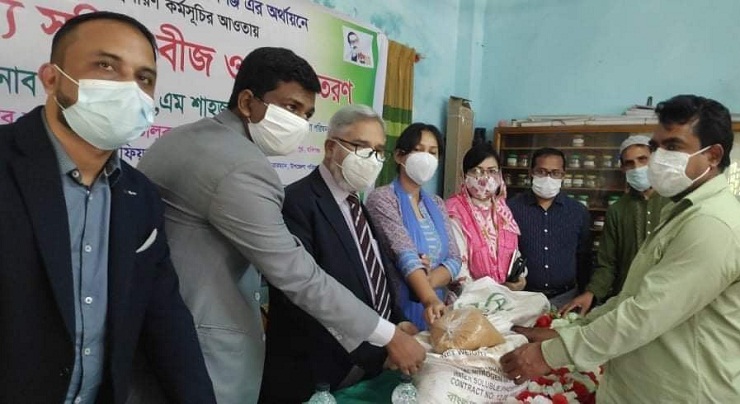 মাধবপুরে বিনামূল্যে সার ও বীজ বিতরন