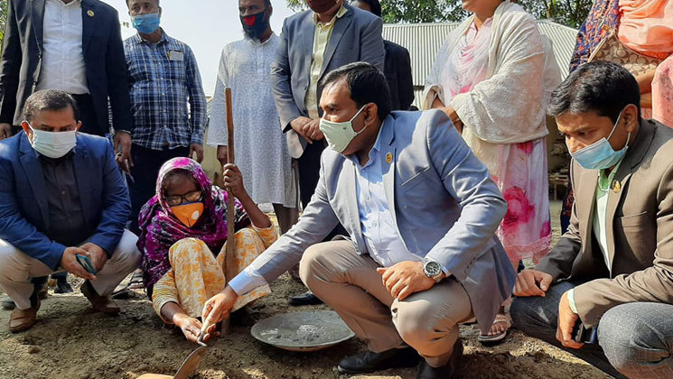 ঠাকুরগাঁওয়ে ৭০ বছরের এক বৃদ্ধাকে মাথা গোঁজার ঠাঁই দিলেন জেলা প্রশাসক