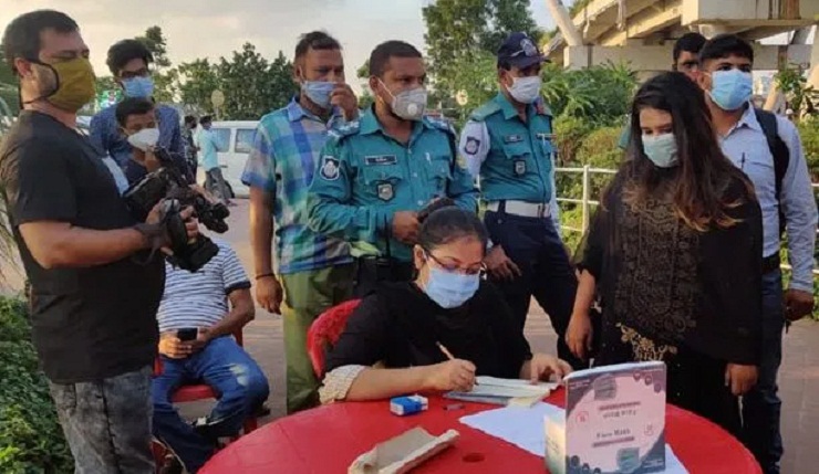 মাস্ক ব্যবহার নিশ্চিত করতে অভিযান চালিয়েছে র‌্যাব