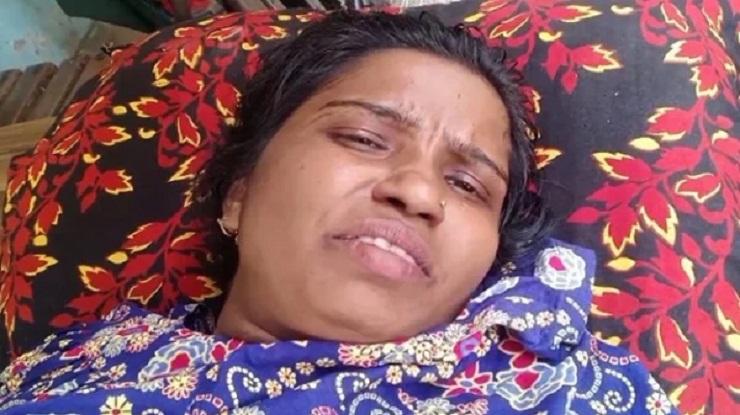 তুচ্ছ কথাতেই স্ত্রীর গায়ে কেরোসিন ঢেলে আগুন দিল স্বামী