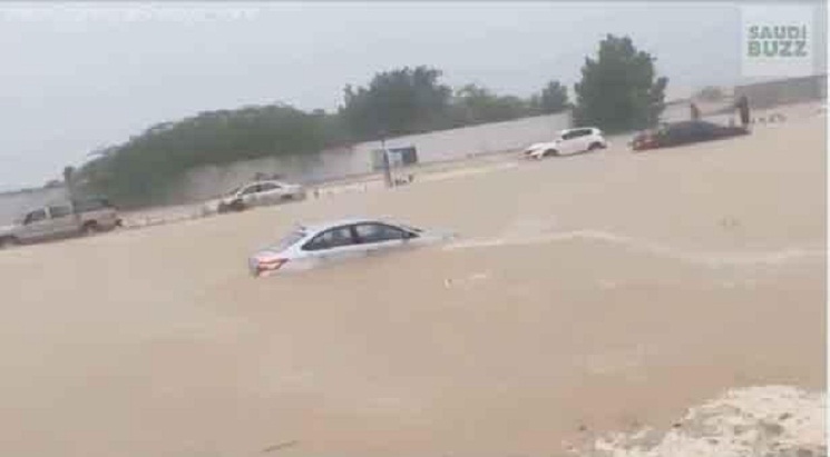 ভারি বৃষ্টিতে প্লাবিত জেদ্দার পথঘাট