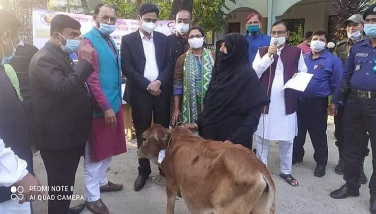 লক্ষ্মীপুরের রায়পুরে ভিক্ষাবৃত্তি বন্ধে ৪৪ পরিবারে গরু বিতরণ