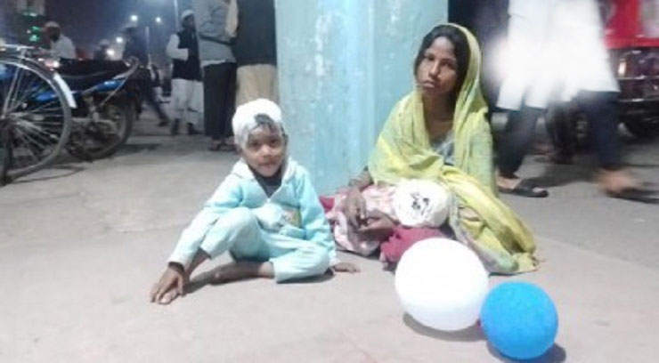 নিজ হাতে সন্তানের মাথা ফাটিয়ে কোলে নিয়ে ভিক্ষা!