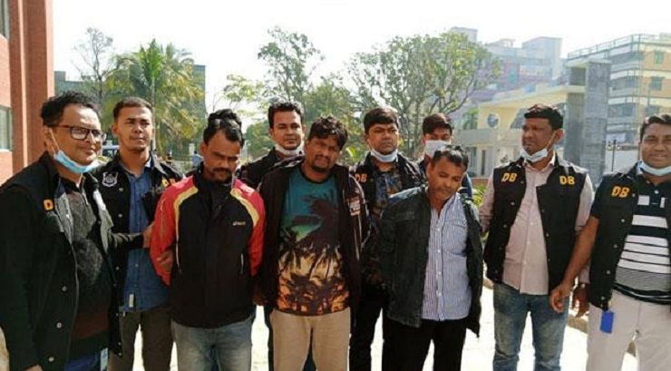 প্রধানমন্ত্রীর কার্যালয়ের কর্মকর্তা পরিচয়ে থাকতেন বাংলোতে