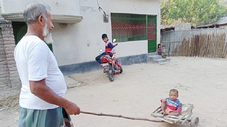 ঠেলাগাড়িতে দাদা-নাতির মধুর সম্পর্ক