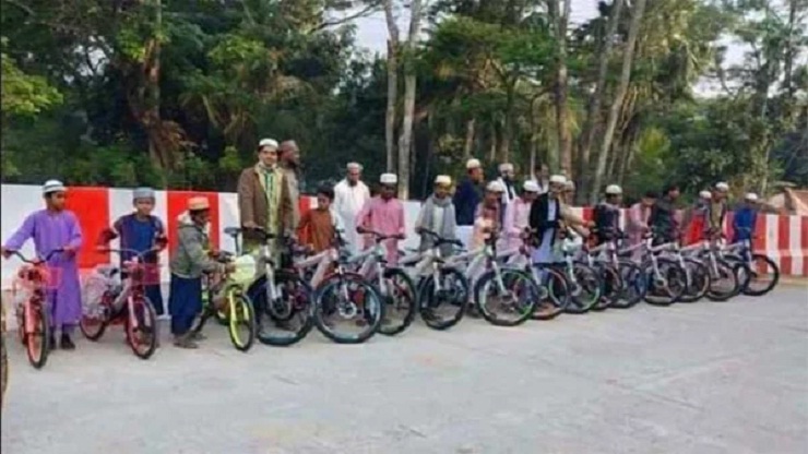 ৪১ দিন নামাজ পড়ে সাইকেল পেল ১৮ কিশোর