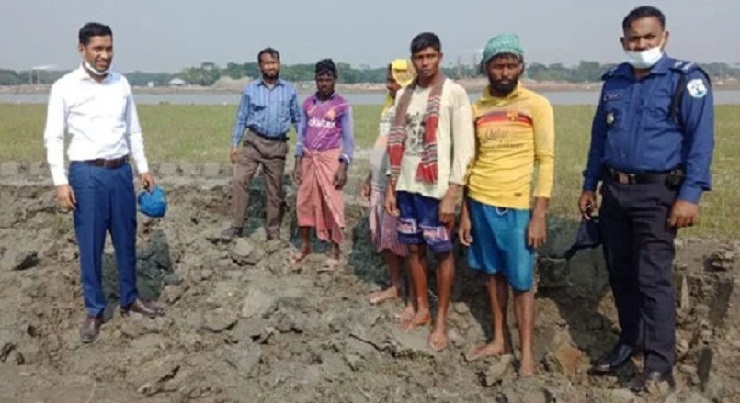 চরে অবৈধভাবে মাটি কাটায় ১৪ জনকে কারাদণ্ড