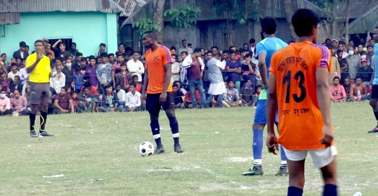 নড়াইলে ১৬ দলীয় ফুটবল প্রতিযোগিতায় চ্যাম্পিয়ন মহাজন একাদশ