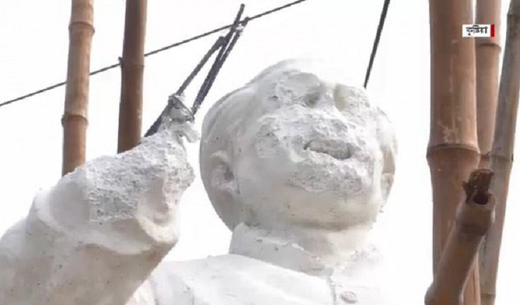 বঙ্গবন্ধুর ভাস্কর্য ভেঙে দিলো দুর্বৃত্তরা 