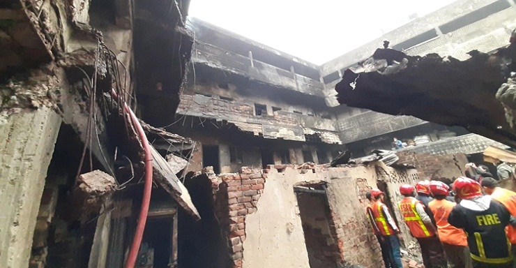 চকবাজারে অগ্নিকাণ্ড: পুড়ে ছাই চারতলা ভবন