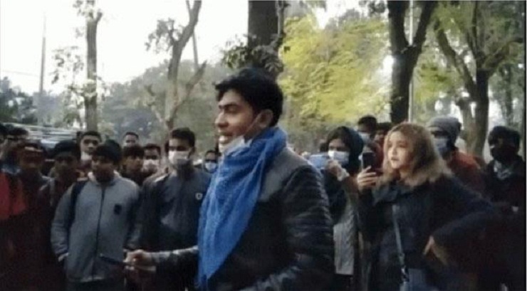 তরুণীকে হেনস্তার প্রতিবাদে প্রকাশ্যে ধূমপান করলেন একদল তরুণ-তরুণী