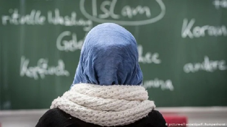 স্কুলছাত্রীদের স্কার্ফের ওপর থেকে নিষেধাজ্ঞা তুলে নিল অস্ট্রিয়া