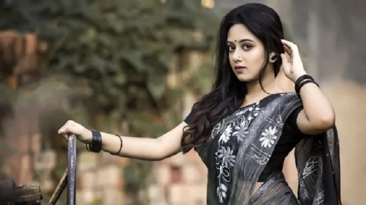 ফেসবুকের কারণে বিরক্ত দীঘি