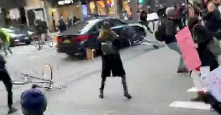 নিউইয়র্কে বর্ণবাদবিরোধী আন্দোলনকারীদের ওপর তুলে দেয়া হল গাড়ি