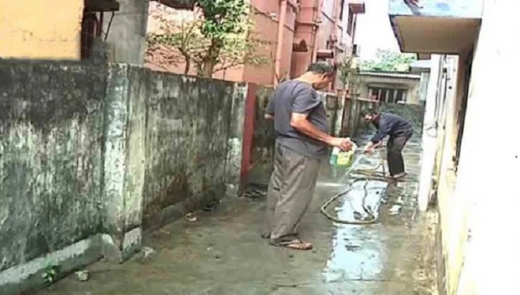 ছাদ থেকে পড়ে গেল এক বছরের শিশু, বাঁচাতে গিয়ে বাবার মৃত্যু