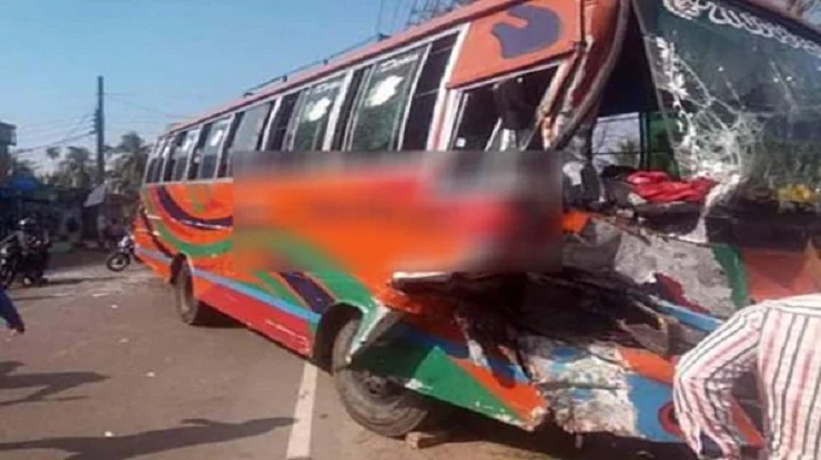 বাস ঢুকে গেল গ্যারেজে, মৃত্যুর কোলে আপন দুই ভাই