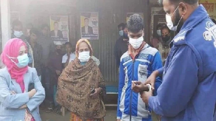 মাদকাসক্ত ছেলেকে পুলিশে দিলেন মা