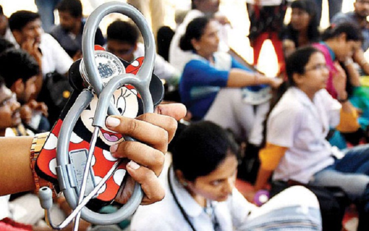 ডাক্তাররা ১০ বছর সরকারি হাসপাতালে চাকরি না করলে কোটি রুপি জরিমানা!