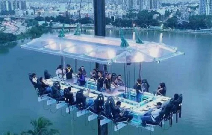 কক্সবাজারে আকাশে ভেসে রেস্টুরেন্টে খাবার খাবে পর্যটকরা