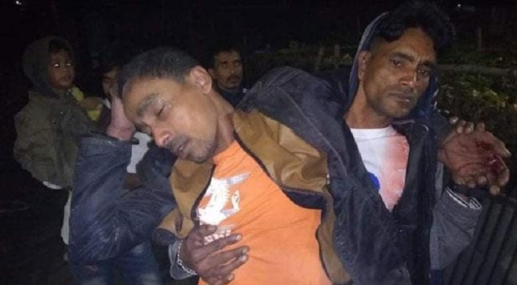 চোর আখ্যা দিয়ে পুলিশ পরিচয়ে যুবককে নির্যাতন