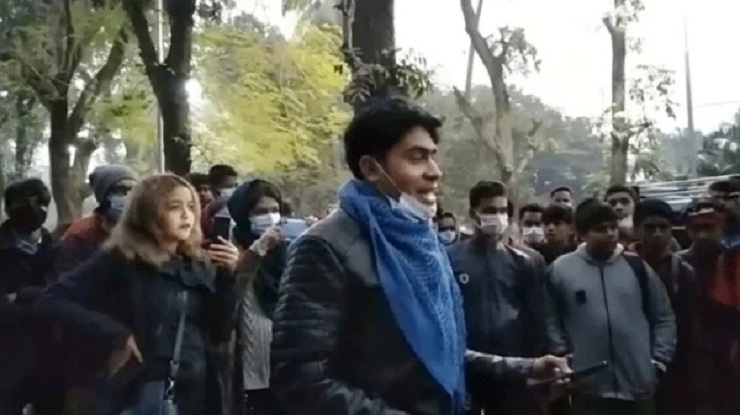 প্রকাশ্যে ধূমপান করায় হেনস্থা, একই স্থানে তরুণীদের ব্যতিক্রম প্রতিবাদ