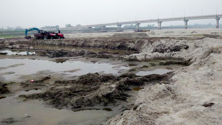 ইসলামপুরে ব্রহ্মপুত্রে বালু উত্তোলন,ঝুঁকিতে সেতু