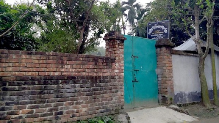 ১২ বছর গোসল করেননি ‘পীর বাবা’, কবরের পাশে চলে নোংরামি