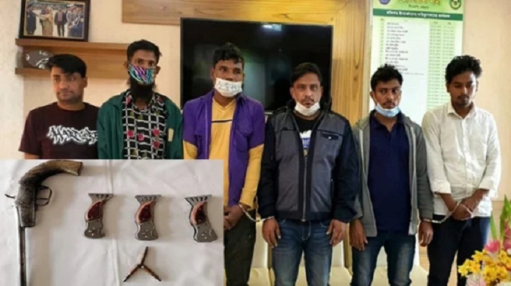 অটোরিকশায় ঘোরাফেরা, সুযোগ বুঝে ছিনতাই