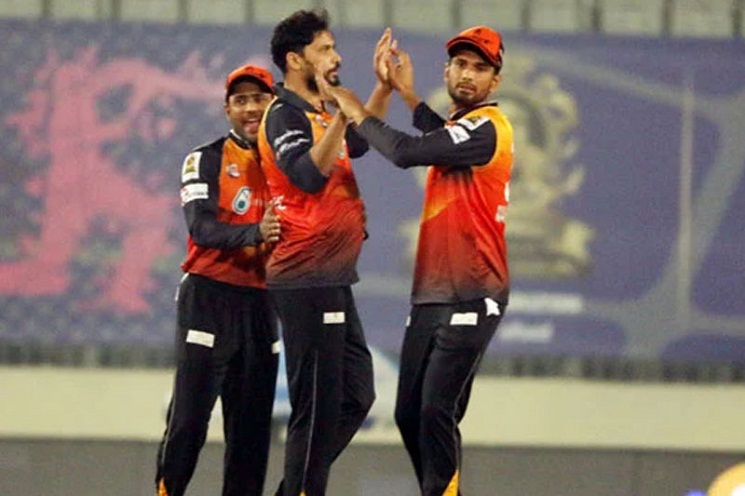 মাশরাফির ৫ শিকারে ফাইনালে খুলনা
