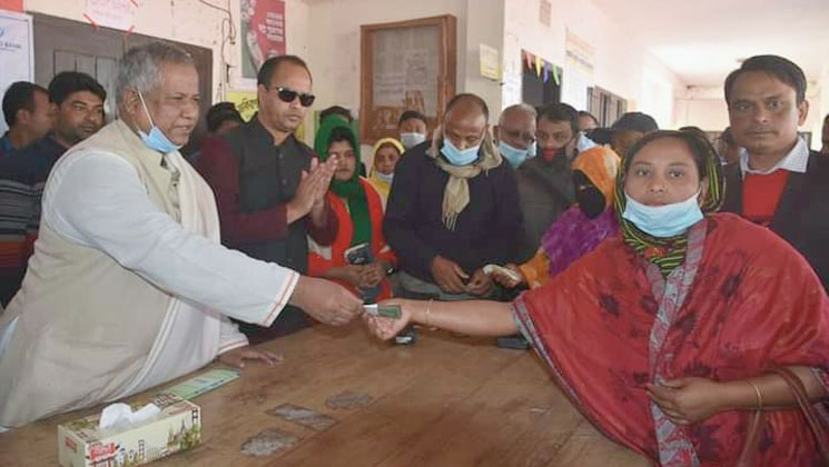 হাতীবান্ধায় যত্ন প্রকল্পের অর্থ বিতরণ 