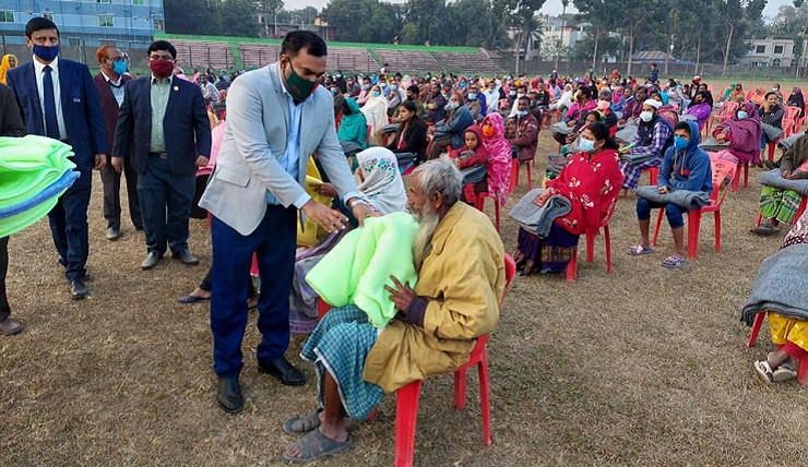 ঠাকুরগাঁওয়ে শীতার্তদের মাঝে জেলা প্রশাসনের শীতবস্ত্র বিতরণ
